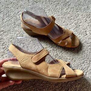 Aerosoles Wedge Womens Size 8.5 Sandals Tan Comfort Badvertisement Slingback